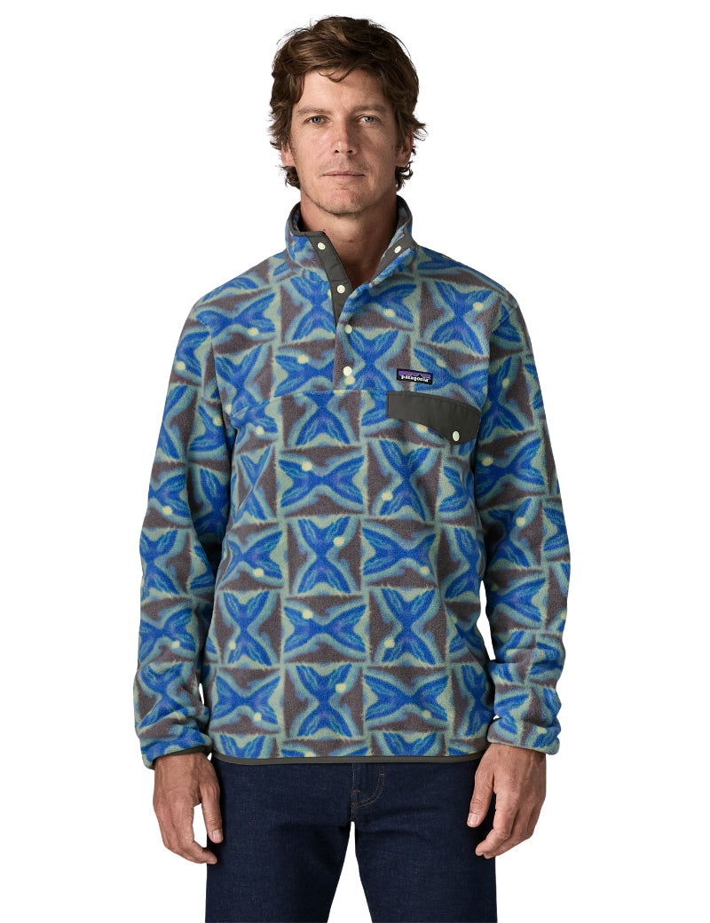 Patagonia M's Lightweight Synch Snap-T Pullover Deep Freeze & Forge Grey Front On Model