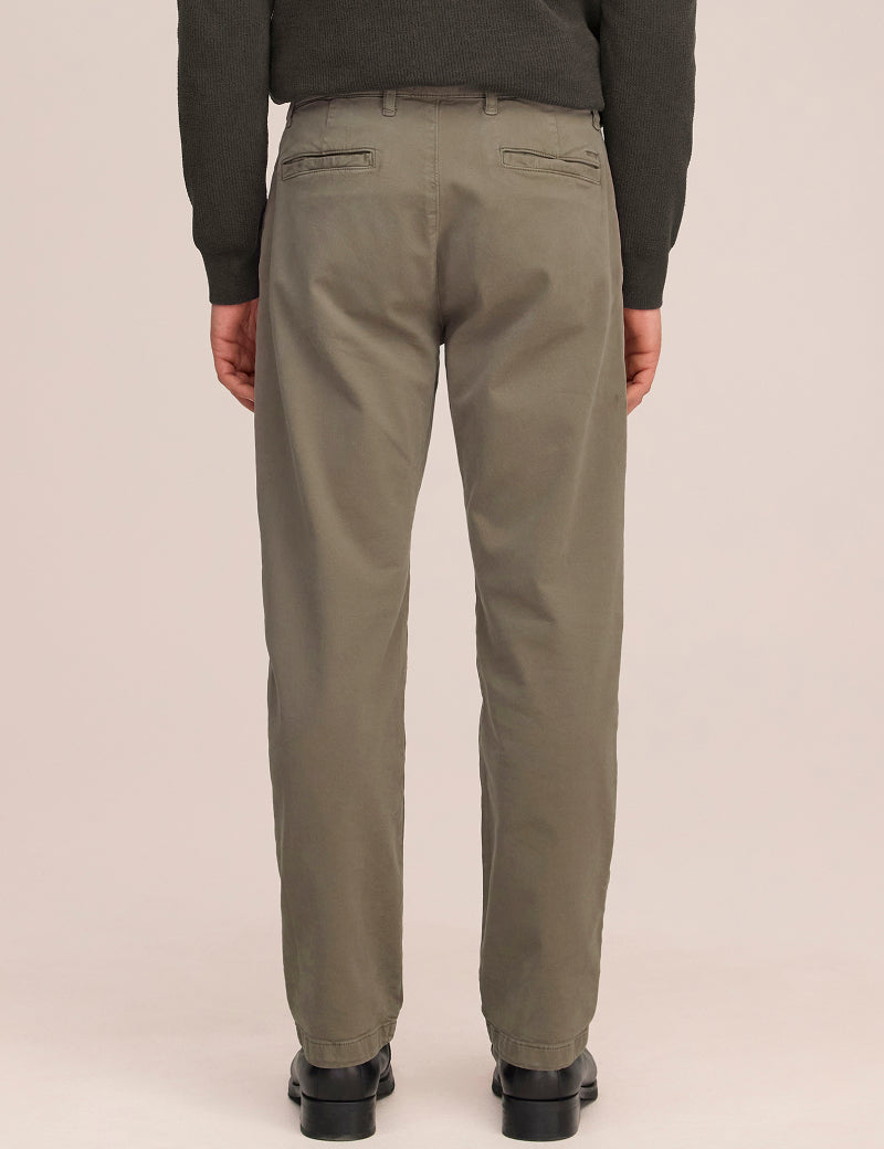 NN07 Aden Chino Mable Husk On Model Back