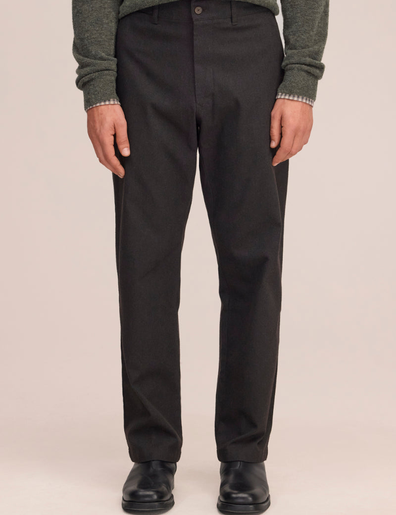 NN07 Aden Trouser Deep Truffle On Model Front