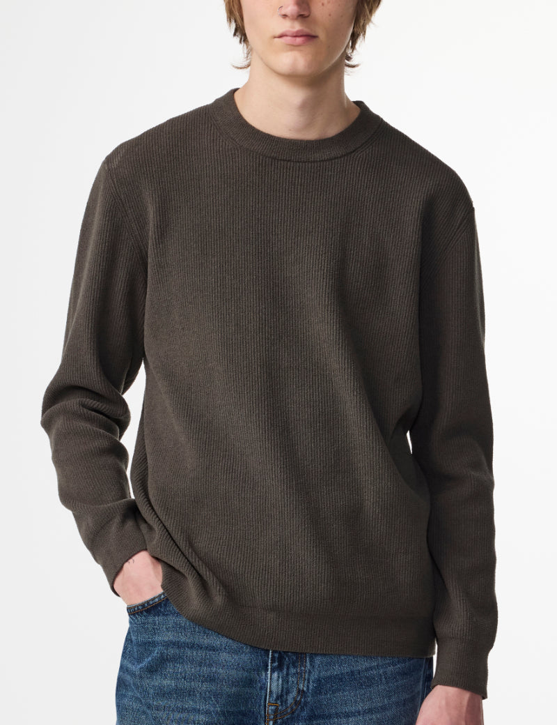 NN07 Danny Crewneck Lightweight Sweater Dark Army On Model