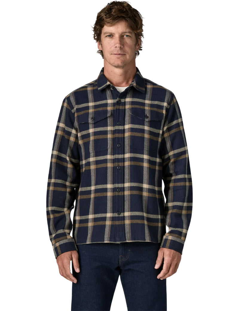 Patagonia M's Fjord Flannel Shirt Crossing & New Navy On Model